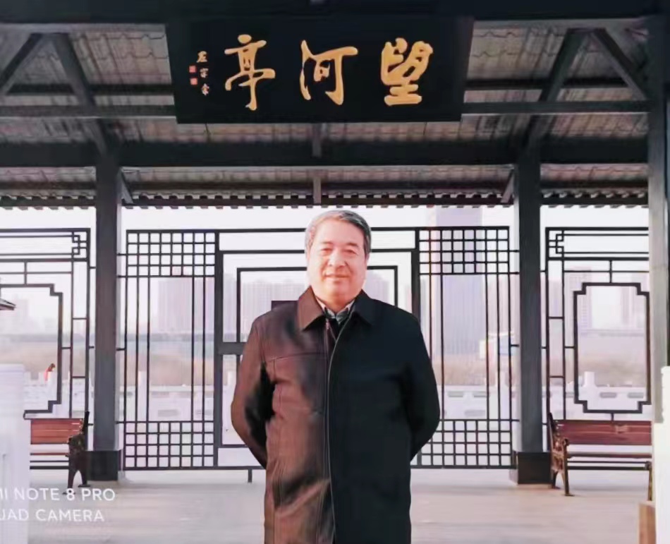 張?jiān)苹? class=